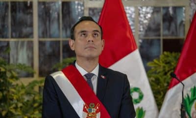 El presidente de Perú, José Jerí, posa durante la ceremonia de nombramiento de los integrantes del Gobierno de transición de Perú este martes, en el Palacio de Gobierno de Lima (Perú). EFE/ John Reyes Mejía