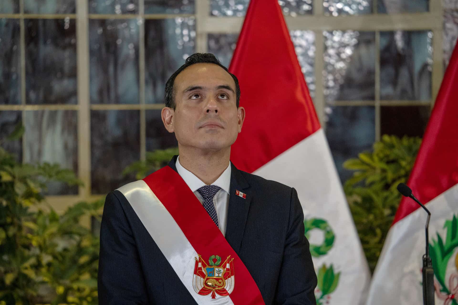 El presidente de Perú, José Jerí, posa durante la ceremonia de nombramiento de los integrantes del Gobierno de transición de Perú este martes, en el Palacio de Gobierno de Lima (Perú). EFE/ John Reyes Mejía