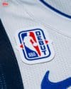 La camiseta de Cooper Flagg en su debut con Dallas Mavericks fue un activo de inversión. El parche de novato que vistió esa noche fue retirado y convertido en un cromo autografiado cuyo valor podría superar el millón de dólares. Es la nueva fiebre del oro en los coleccionables de la NBA. EFE/Cedido por Fanatic Collectibles USO EDITORIAL NO VENTAS
