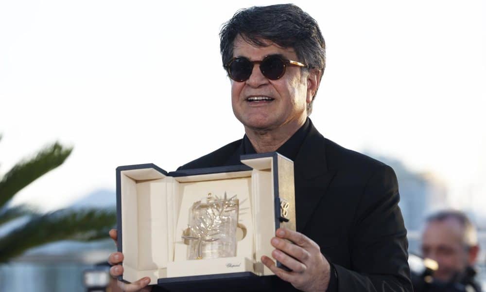 Jafar Panahi posa con la Palma de Oro en Cannes. EFE/EPA/GUILLAUME HORCAJUELO