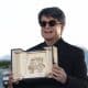 Jafar Panahi posa con la Palma de Oro en Cannes. EFE/EPA/GUILLAUME HORCAJUELO