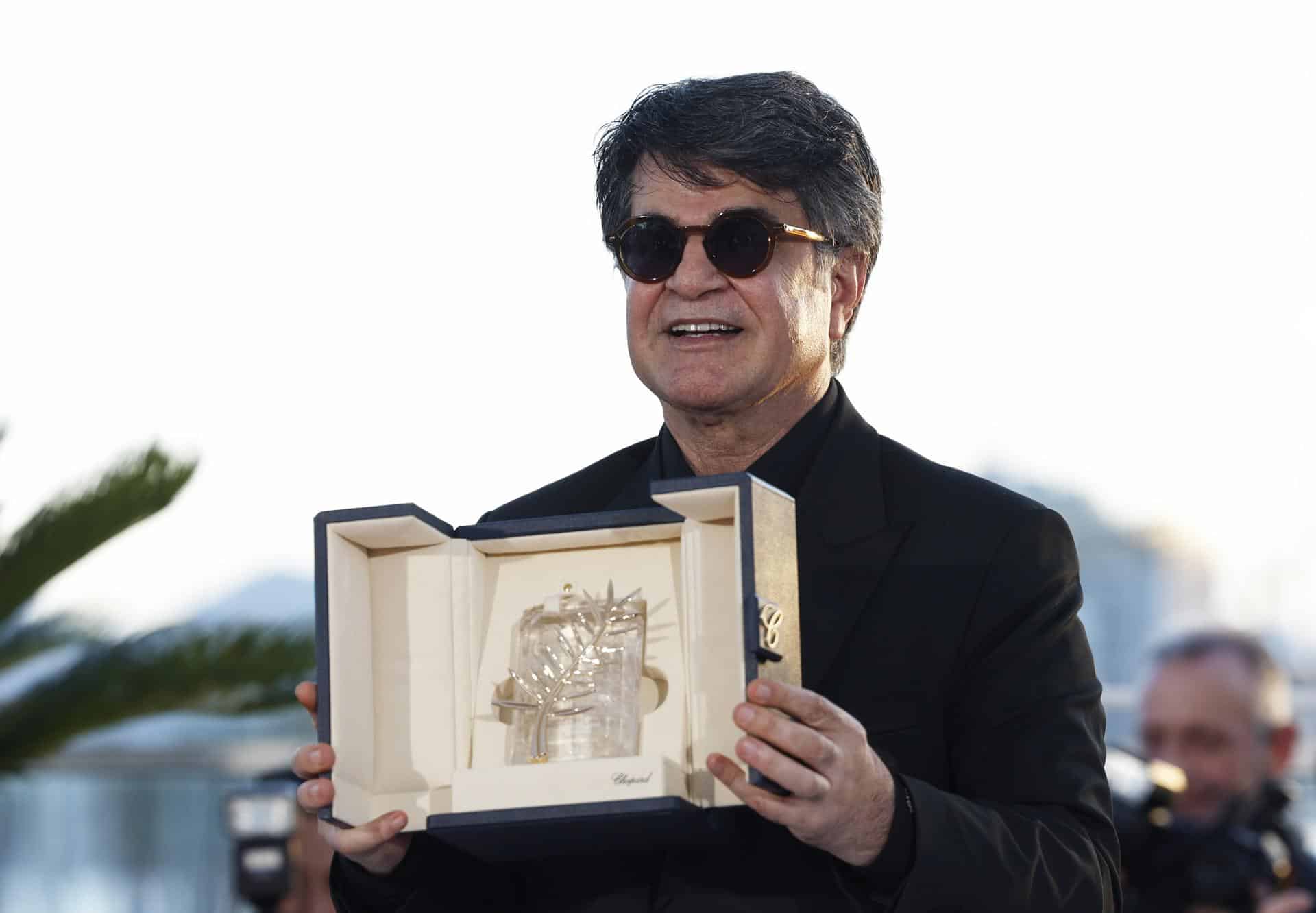 Jafar Panahi posa con la Palma de Oro en Cannes. EFE/EPA/GUILLAUME HORCAJUELO