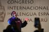 El rapero Almendrades participa en una exhibición de rap improvisado al finalizar un taller sobre la destreza del lenguaje en esta disciplina artística este martes, en la Plaza de Armas de Arequipa (Perú). EFE/Paolo Aguilar