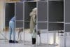 La gente vota en una estación de votación para las elecciones de la Cámara de Representantes de los Países Bajos en el Castillo de Amstenrade, Amstenrade, Países Bajos, 29 de octubre de 2025. (Elecciones, Países Bajos; Holanda) . EFE/Imane Rachidi