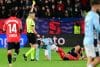 El árbitro Hernández Hernández (2-i) muestra la tarjeta amarilla a Ferrán Jutglá (c), del Celta, durante el partido de LaLiga de fútbol que CA Osasuna y Celta de Vigo disputaron en el estadio de El Sadar, en Pamplona. EFE/Iñaki Porto