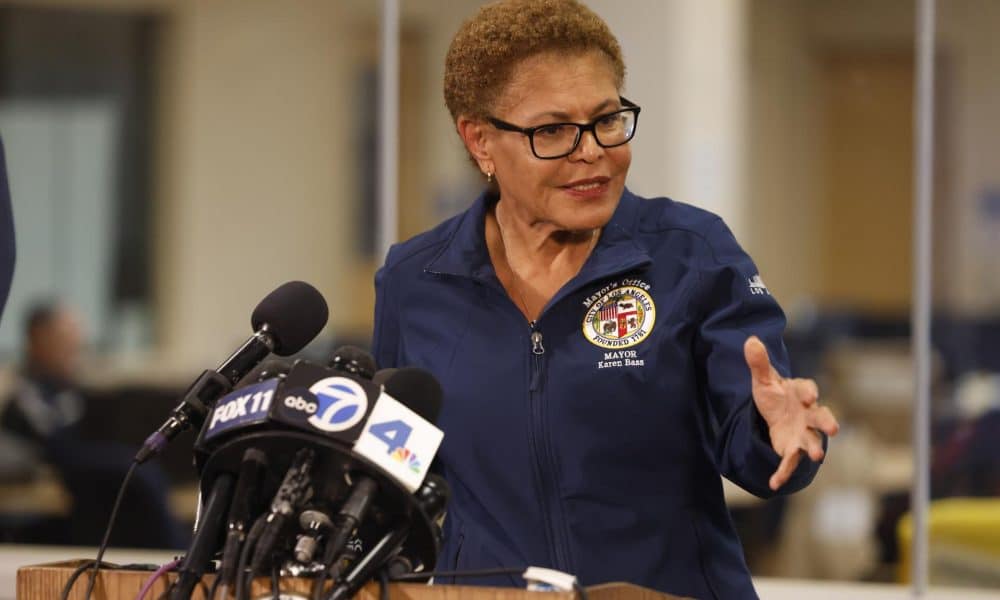 Fotografía de archivo de la alcaldesa de Los Ángeles (CA, EE.UU.), Karen Bass, durante una conferencia de prensa, en el Centro de Operaciones de Emergencia de la ciudad. EFE/Caroline Brehman