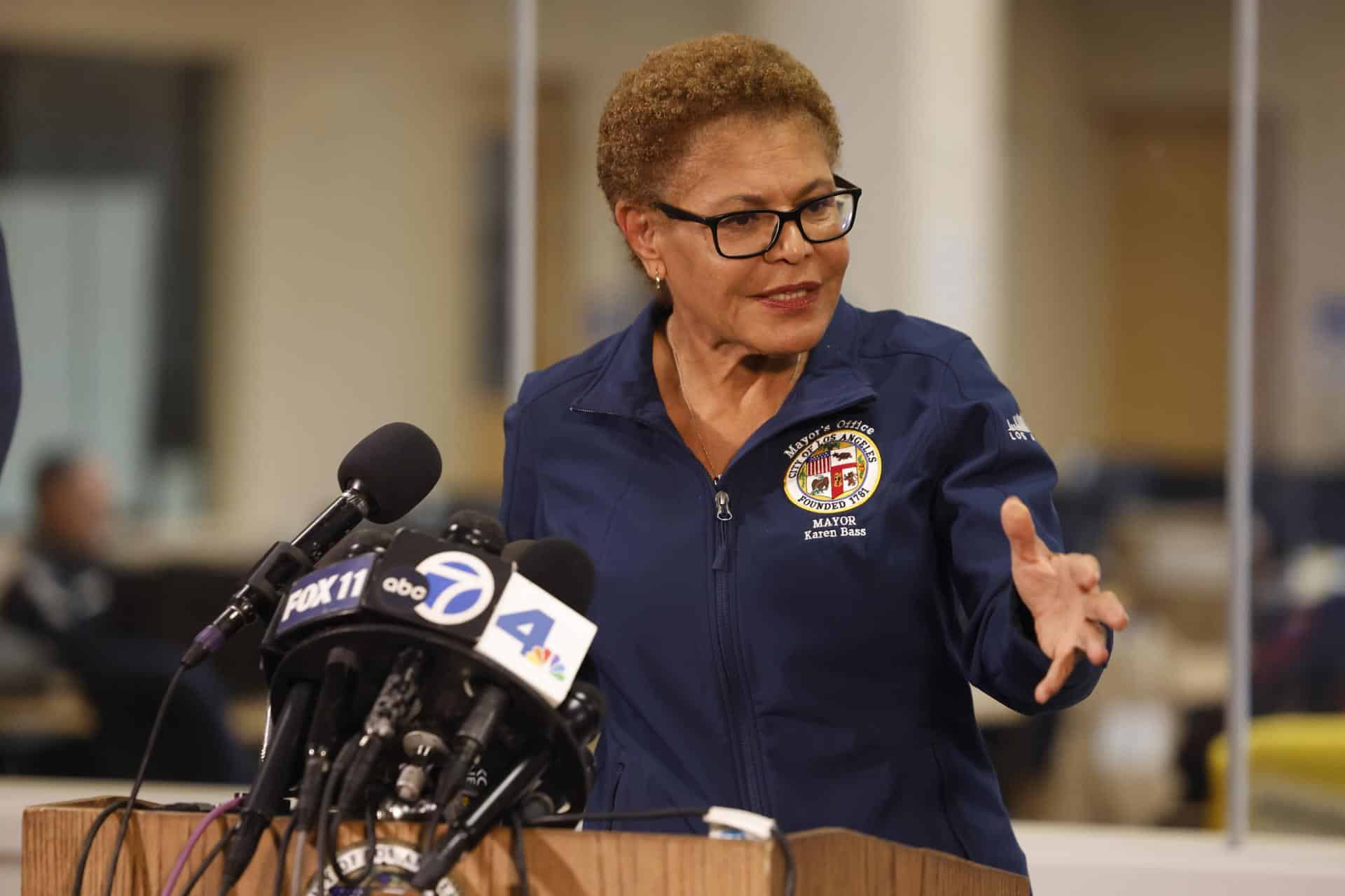 Fotografía de archivo de la alcaldesa de Los Ángeles (CA, EE.UU.), Karen Bass, durante una conferencia de prensa, en el Centro de Operaciones de Emergencia de la ciudad. EFE/Caroline Brehman