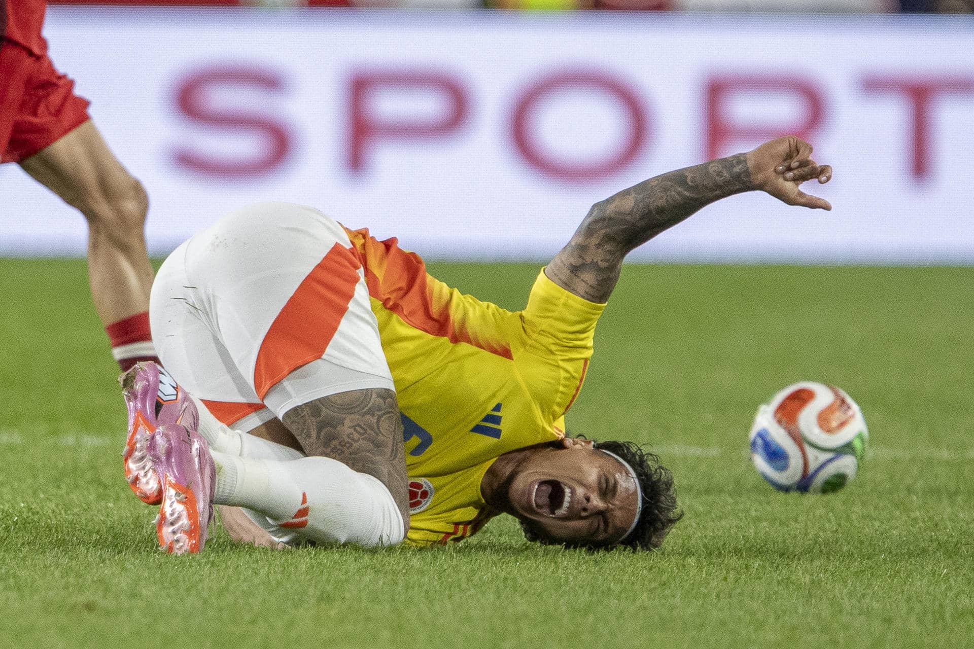 El mediocentro colombiano Richard Ríos se queja de una falta fuerte durante el partido amistoso con la selección de Canadá que terminó empatado 0-0 este martes en el estadio Red Bull Arena, en Nueva Jersey. EFE/ Ángel Colmenares