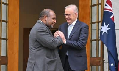 El primer ministro de Australia, Anthony Albanese (i), junto a su homólogo de Papúa Nueva Guinea, James Marape (d).
EFE/EPA/MICK TSIKAS NO ARCHIVING AUSTRALIA AND NEW ZEALAND OUT