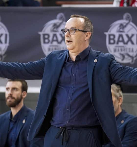 Fotografía de David Borrat, en la que puede verse en una imagen de archivo del 19 de abril de 2025 al entrenador del Baxi Manresa, Diego Ocampo, durante un partido. EFE