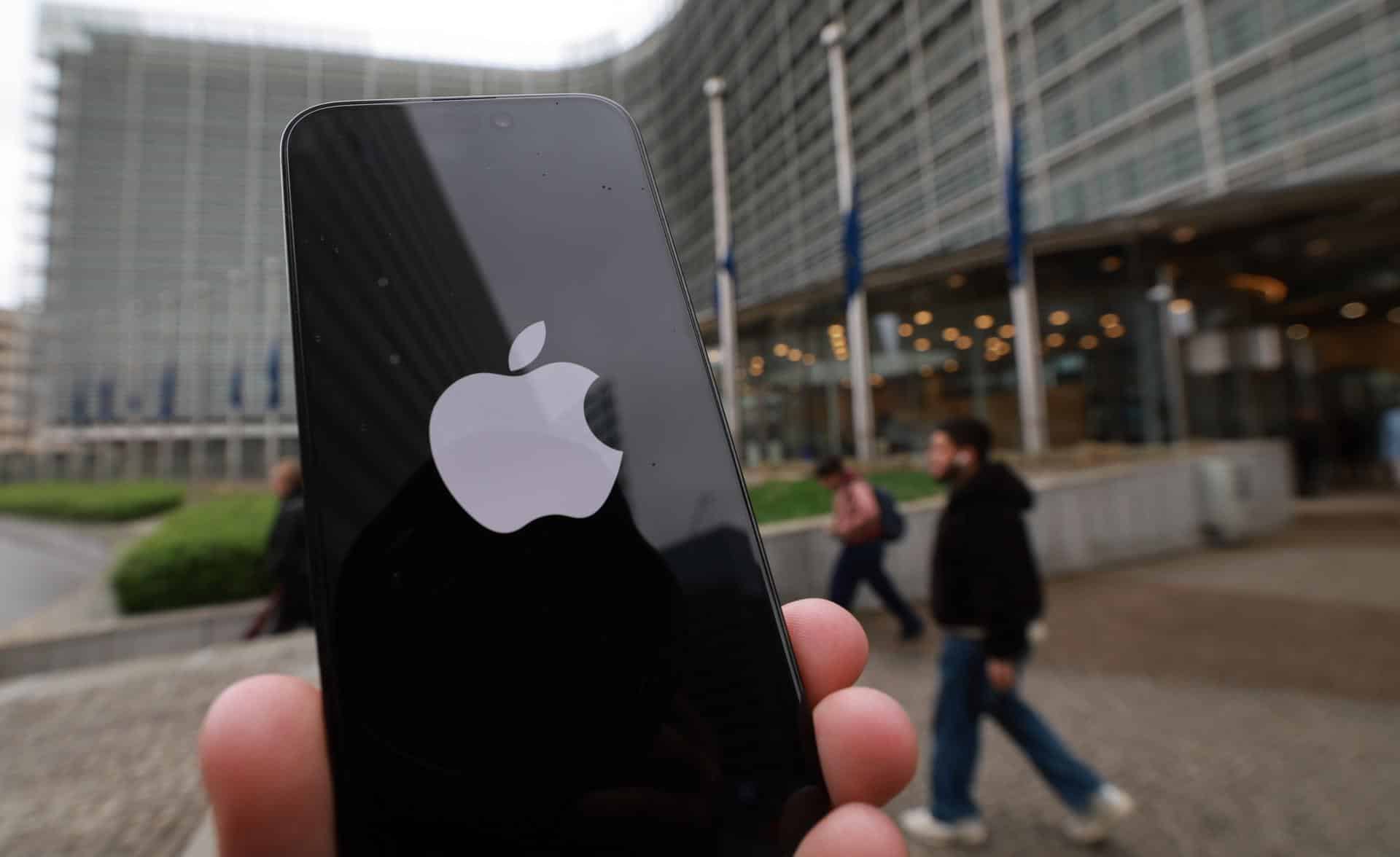 Fotografía de archivo de un Apple iPhone. EFE/OLIVIER HOSLET