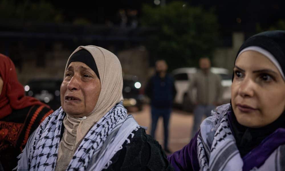 Decenas de personas se concentraron este jueves a las puertas del Centro Recracional de Ramala, en Cisjordania ocupada, para recibir a los presos palestinos liberados, procedentes de la cárcel israelí de Ofer, en el tercer canje de prisioneros por rehenes israelíes de la tregua en la Franja de Gaza. EFE/Magda Gibelli