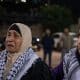 Decenas de personas se concentraron este jueves a las puertas del Centro Recracional de Ramala, en Cisjordania ocupada, para recibir a los presos palestinos liberados, procedentes de la cárcel israelí de Ofer, en el tercer canje de prisioneros por rehenes israelíes de la tregua en la Franja de Gaza. EFE/Magda Gibelli
