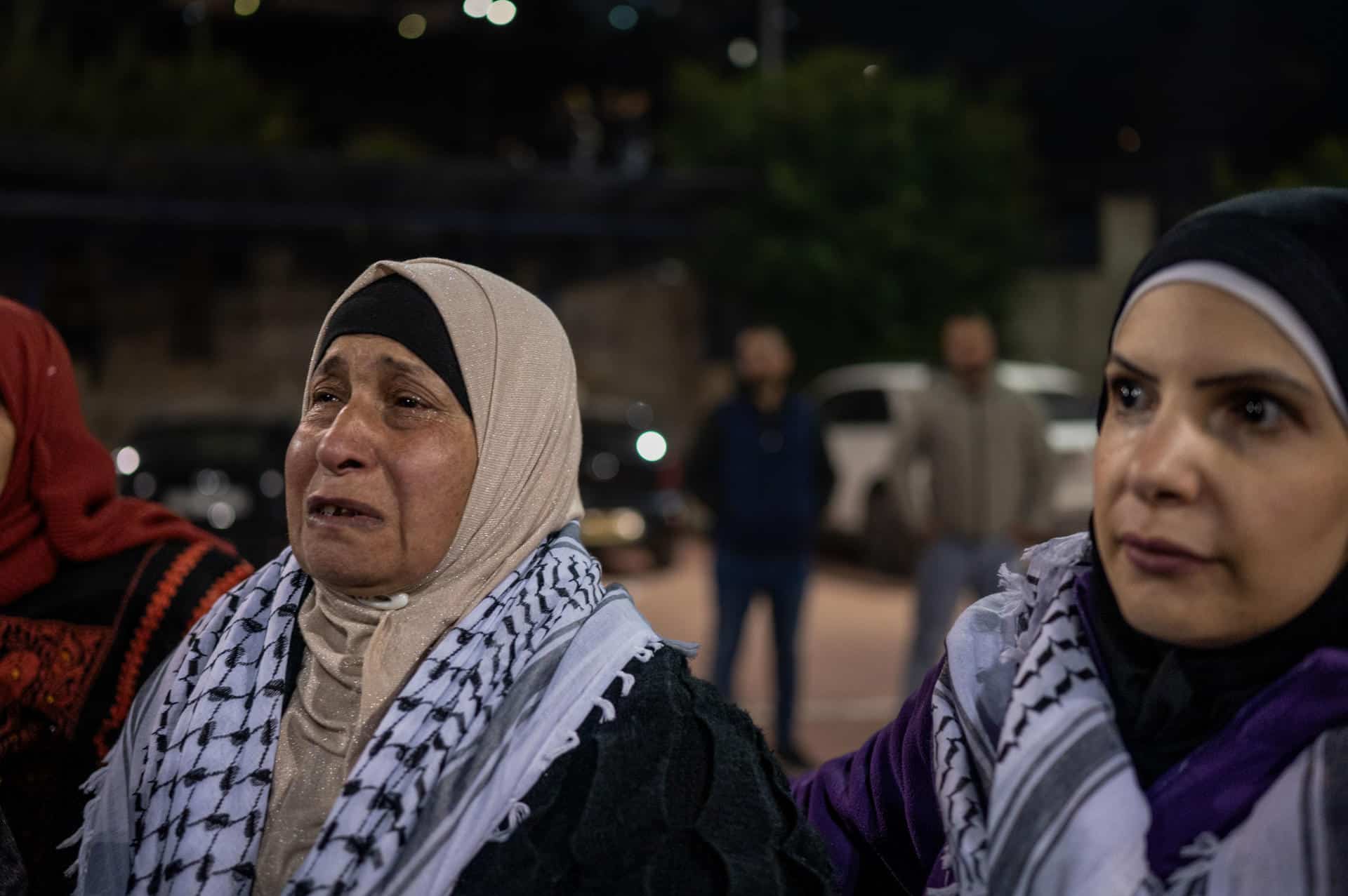 Decenas de personas se concentraron este jueves a las puertas del Centro Recracional de Ramala, en Cisjordania ocupada, para recibir a los presos palestinos liberados, procedentes de la cárcel israelí de Ofer, en el tercer canje de prisioneros por rehenes israelíes de la tregua en la Franja de Gaza. EFE/Magda Gibelli