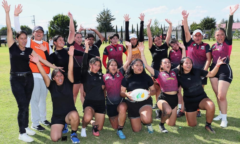 Fotografía del 25 de Octubre de 2025 de un grupo de jugadoras de los equipos Las Jaguares Rugby Club (negro) y Las Cariocas (rojo) posando al finalizar un partido en el Centro Universitario de Ixtlahuaca (México). EFE/ Mario Guzmán