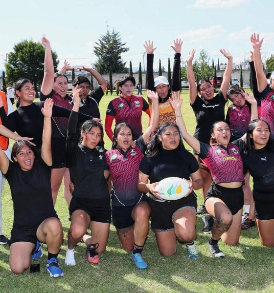 Fotografía del 25 de Octubre de 2025 de un grupo de jugadoras de los equipos Las Jaguares Rugby Club (negro) y Las Cariocas (rojo) posando al finalizar un partido en el Centro Universitario de Ixtlahuaca (México). EFE/ Mario Guzmán