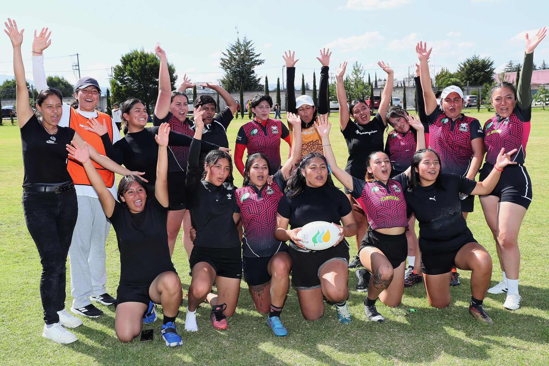 Fotografía del 25 de Octubre de 2025 de un grupo de jugadoras de los equipos Las Jaguares Rugby Club (negro) y Las Cariocas (rojo) posando al finalizar un partido en el Centro Universitario de Ixtlahuaca (México). EFE/ Mario Guzmán