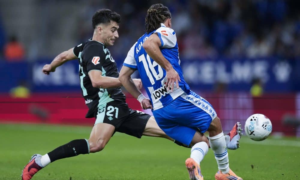 El centrocampista del Betis Marc Roca, y el centrocampista del Espanyol Luca Koleosho, durante el partido de la jornada 8 de LaLiga EA Sports entre le Espanyol y el Betis, en el RCDE Stadium en Barcelona.-EFE/ Enric Fontcuberta