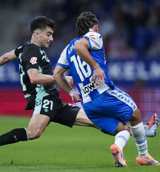 El centrocampista del Betis Marc Roca, y el centrocampista del Espanyol Luca Koleosho, durante el partido de la jornada 8 de LaLiga EA Sports entre le Espanyol y el Betis, en el RCDE Stadium en Barcelona.-EFE/ Enric Fontcuberta