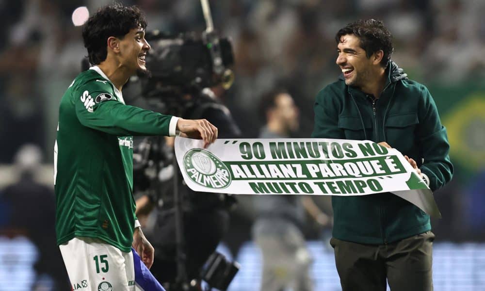 El entrenador de Palmeiras, Abel Ferreira (d), junto a Gustavo Portillo celebran el pase a la final de la Copa Libertadores al golear por 4-0 a Liga de Quito en el estadio Allianz Parque, en Sao Paulo (Brasil). EFE/Isaac Fontana