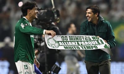 El entrenador de Palmeiras, Abel Ferreira (d), junto a Gustavo Portillo celebran el pase a la final de la Copa Libertadores al golear por 4-0 a Liga de Quito en el estadio Allianz Parque, en Sao Paulo (Brasil). EFE/Isaac Fontana