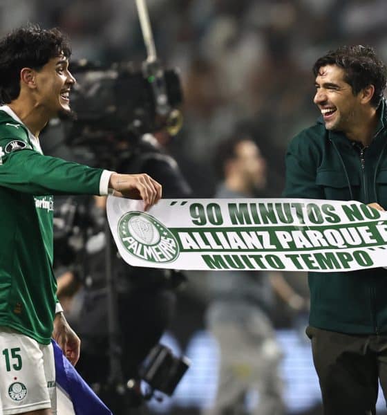 El entrenador de Palmeiras, Abel Ferreira (d), junto a Gustavo Portillo celebran el pase a la final de la Copa Libertadores al golear por 4-0 a Liga de Quito en el estadio Allianz Parque, en Sao Paulo (Brasil). EFE/Isaac Fontana