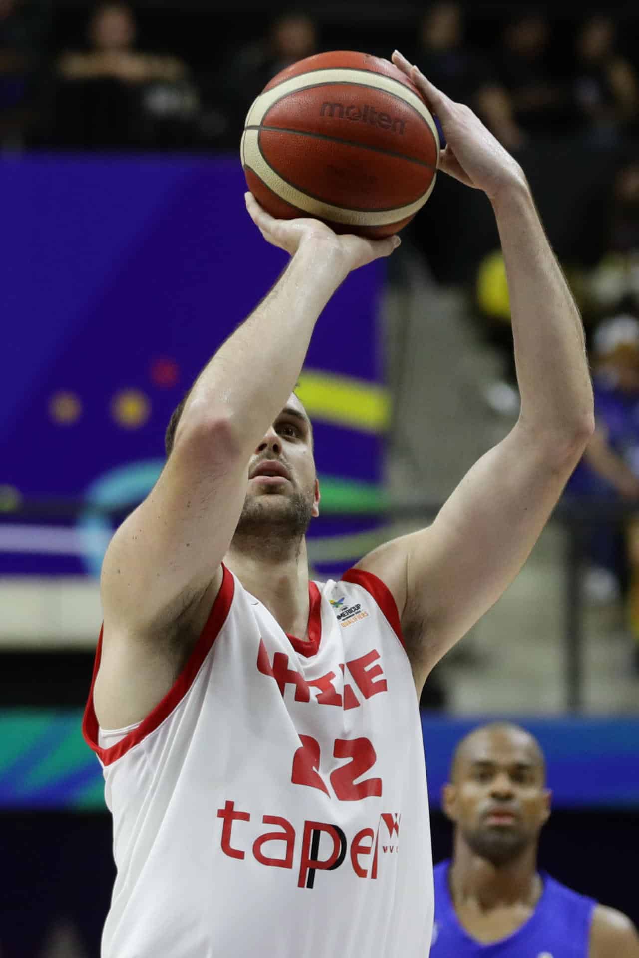 Fotografía de archivo del ala-pivot chileno Felipe Haase durante en un partido de fase de grupos para la clasificación a Americup FIBA 2025 entre las selecciones de Venezuela y Chile en el Parque Miranda, en Caracas (Venezuela). EFE/ Ronald Peña R.