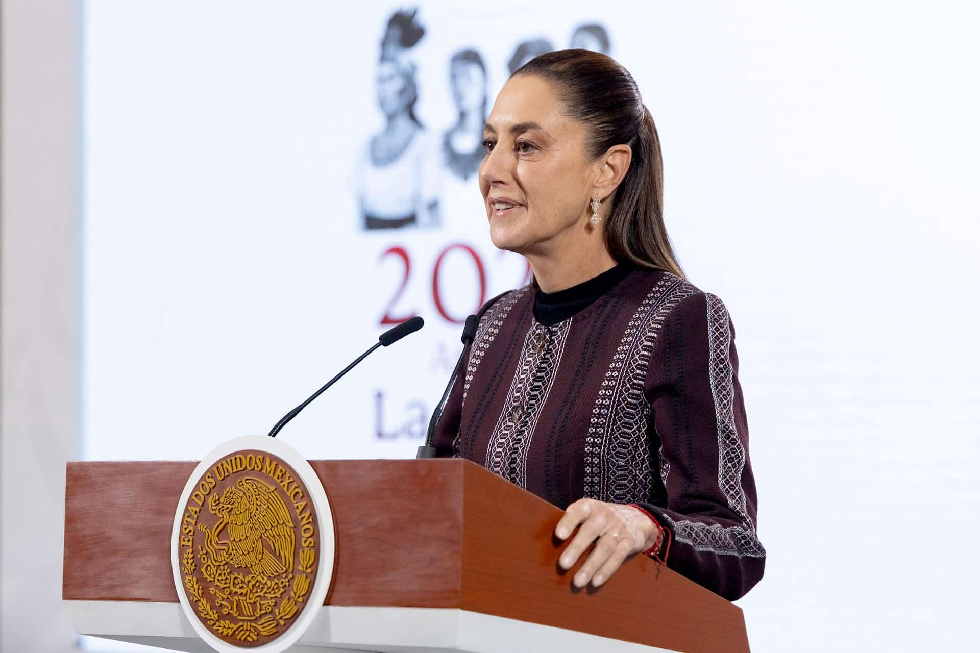 Fotografía cedida este viernes por la Presidencia de México, de la mandataria Claudia Sheinbaum, durante una rueda de prensa en Palacio Nacional de la Ciudad de México (México). EFE/Presidencia de México/SOLO USO EDOTORIAL/NO VENTAS/SOLO DISPONIBLE PARA ILUSTRAR LA NOTICIA QUE ACOMPAÑA(CRÉDITO OBLIGATORIO)