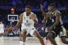 El ala pívot canadiense del Real Madrid Trey Lyles (i) intenta superar al base estadounidense del Asvel Villeurbanne Glynn Watson (d) durante el partido de la tercera jornada de la temporada regular de la Euroliga que disputan este jueves en el Movistar Arena de Madrid. EFE/Juanjo Martín