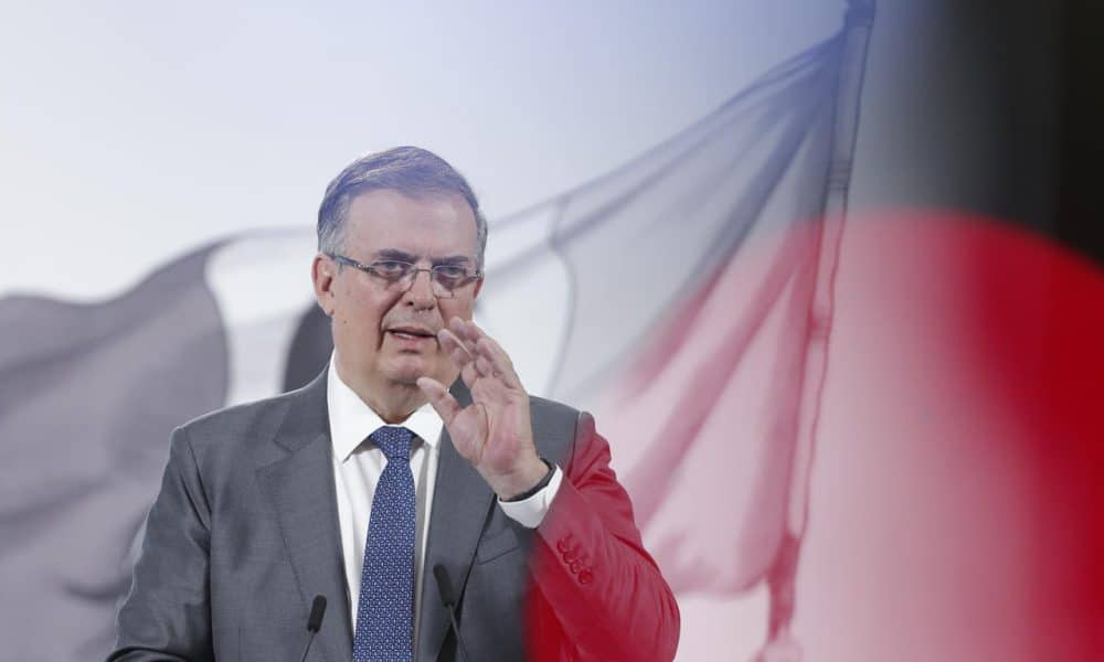 El secretario de Economía, Marcelo Ebrard, habla en una rueda de prensa en el Palacio Nacional de Ciudad de México (México). Imagen de archivo. EFE/ Isaac Esquivel