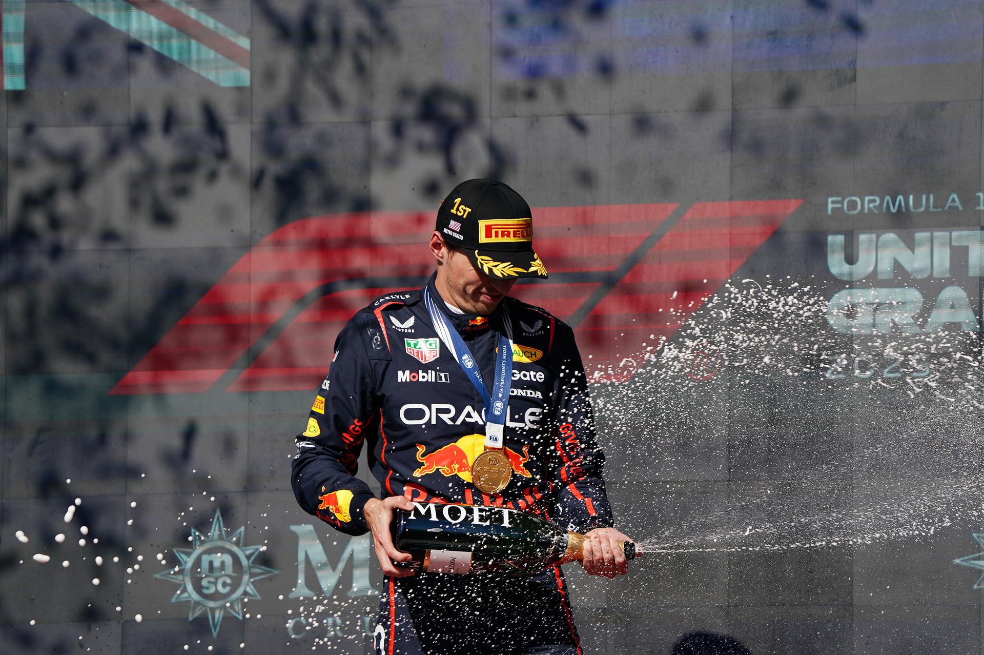 El piloto neerlandés de Red Bull, Max Verstappen, celebra en el podio después de ganar el Gran Premio de Estados Unidos de Fórmula 1, el pasado domingo en el Circuito de las Américas en Austin, Texas.EFE/EPA/DUSTIN SAFRANEK