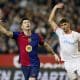 El delantero del FC Barcelona Robert Lewandowski (i) junto al sevillista Kike Salas, durante el encuentro de la jornada 23 de la pasada LaLiga EA Sports disputado en el Sánchez Pizjuán. EFE/ Julio Muñoz
