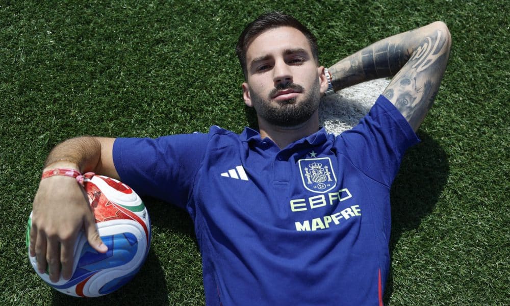 El centrocampista de la selección y del Atlético de Madrid Álex Baena durante la entrevista que ha concedido a la agencia EFE en Madrid en la Ciudad del Fútbol de Las Rozas (Madrid). EFE/ Mariscal