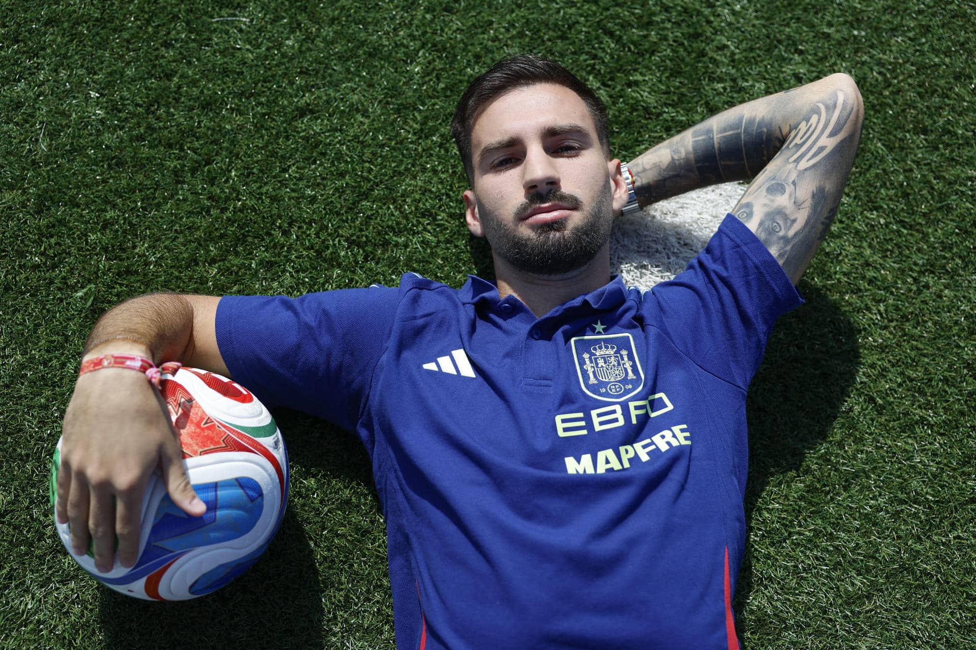 El centrocampista de la selección y del Atlético de Madrid Álex Baena durante la entrevista que ha concedido a la agencia EFE en Madrid en la Ciudad del Fútbol de Las Rozas (Madrid). EFE/ Mariscal