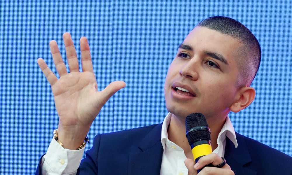 El exministro de Vivienda, Ciudad y Territorio de Colombia Jonathan Malagón, habla durante el segundo día del Roche Press Day este miércoles, en Ciudad de México (México). EFE/ Sáshenka Gutiérrez