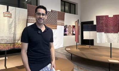 Un proyecto de arte social expuesto en el Museo Etnológico de Viena ('Weltmuseum'), explora a través de los hilos y los colores el concepto del "tiempo" como reliquia ancestral, devolviendo el valor al proceso creativo de artesanas y artesanos tejedores de 30 comunidades indígenas de México. En la imagen, el artista visual mexicano Carlos Barrera junto a la exposición 'Los colores de la tierra' inaugurada esta semana y abierta al público hasta abril de 2026. EFE/ Núria Morchón