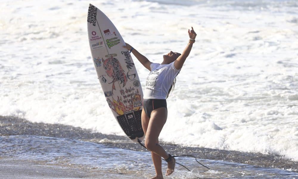 Dominic Barona de Ecuador celebra su victoria en la edición 39 del Corona Prosurf Circuit este domingo, en Isabela (Puerto Rico). EFE/ Thais Llorca