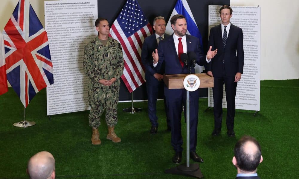 El vicepresidente de EE. UU. JD Vance habla durante una rueda de prensa en el Centro de Coordinación Civil-Militar liderado por EE. UU. (CMCC) en un lugar no revelado en el sur de Israel, 21 de octubre de 2025. EFE/EPA/ABIR SULTAN