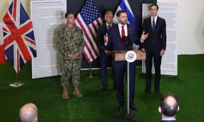El vicepresidente de EE. UU. JD Vance habla durante una rueda de prensa en el Centro de Coordinación Civil-Militar liderado por EE. UU. (CMCC) en un lugar no revelado en el sur de Israel, 21 de octubre de 2025. EFE/EPA/ABIR SULTAN
