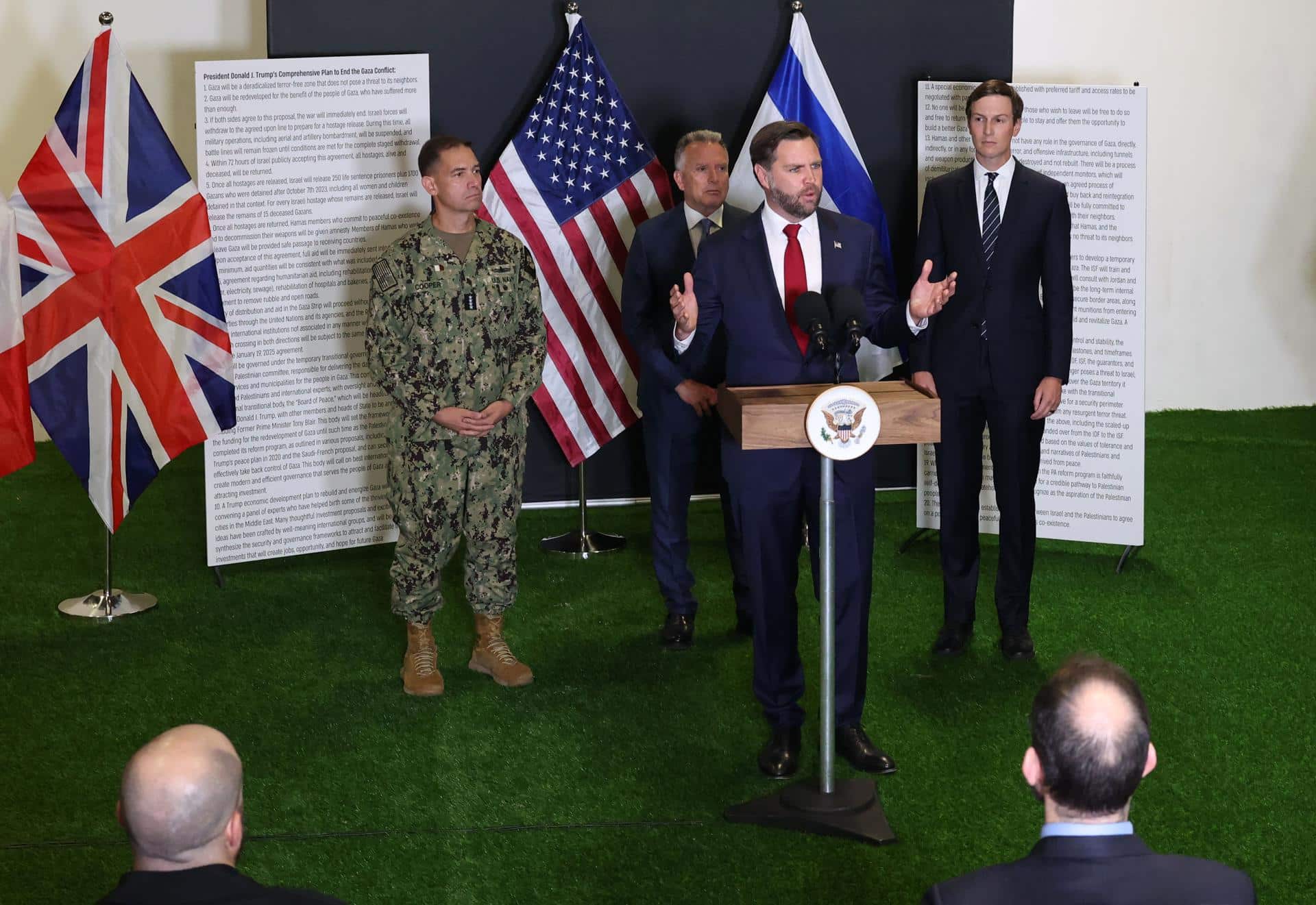 El vicepresidente de EE. UU. JD Vance habla durante una rueda de prensa en el Centro de Coordinación Civil-Militar liderado por EE. UU. (CMCC) en un lugar no revelado en el sur de Israel, 21 de octubre de 2025. EFE/EPA/ABIR SULTAN
