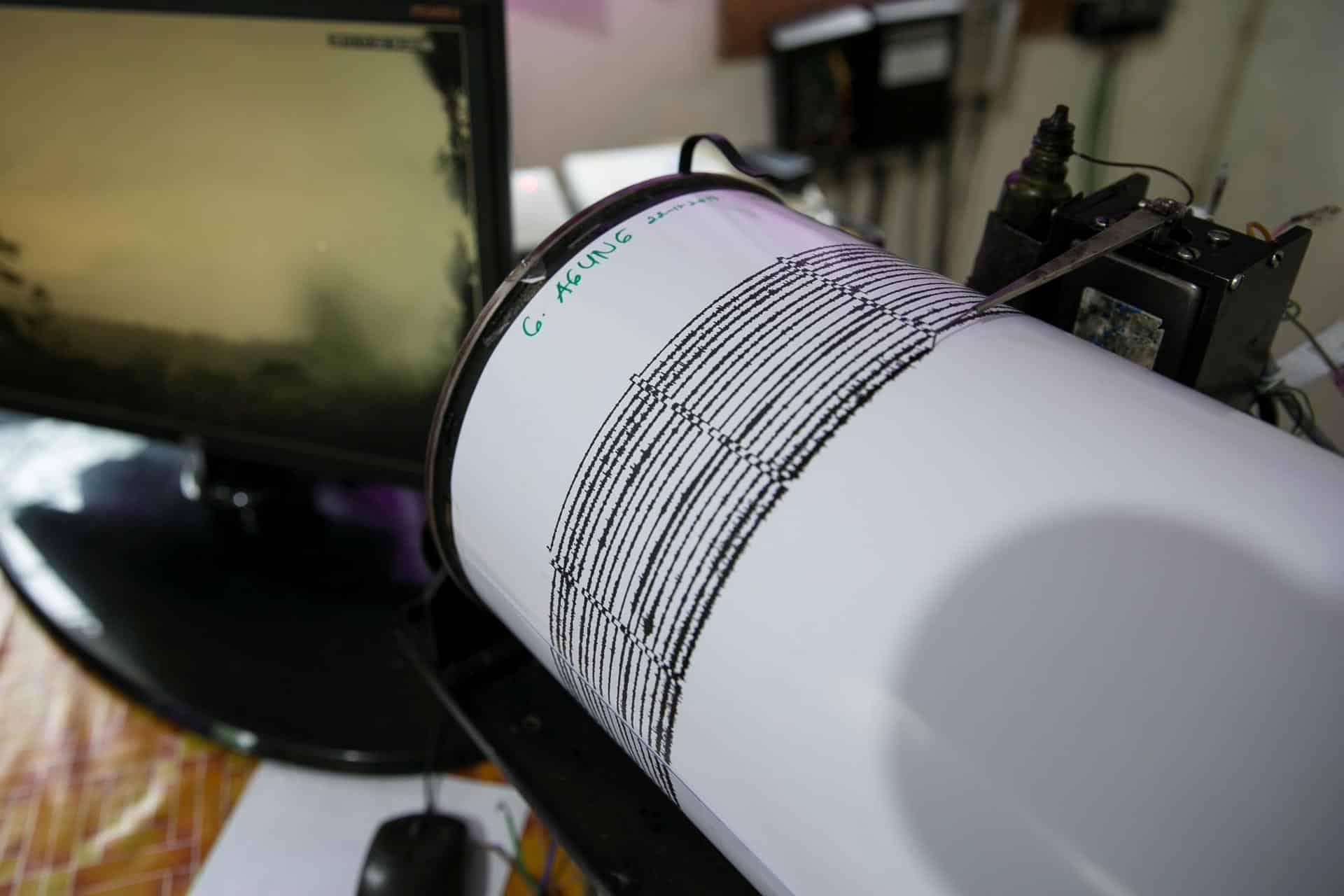 Un sismógrafo muestra la actividad de un terremoto, en una imagen de archivo. EFE/ Made Nagi