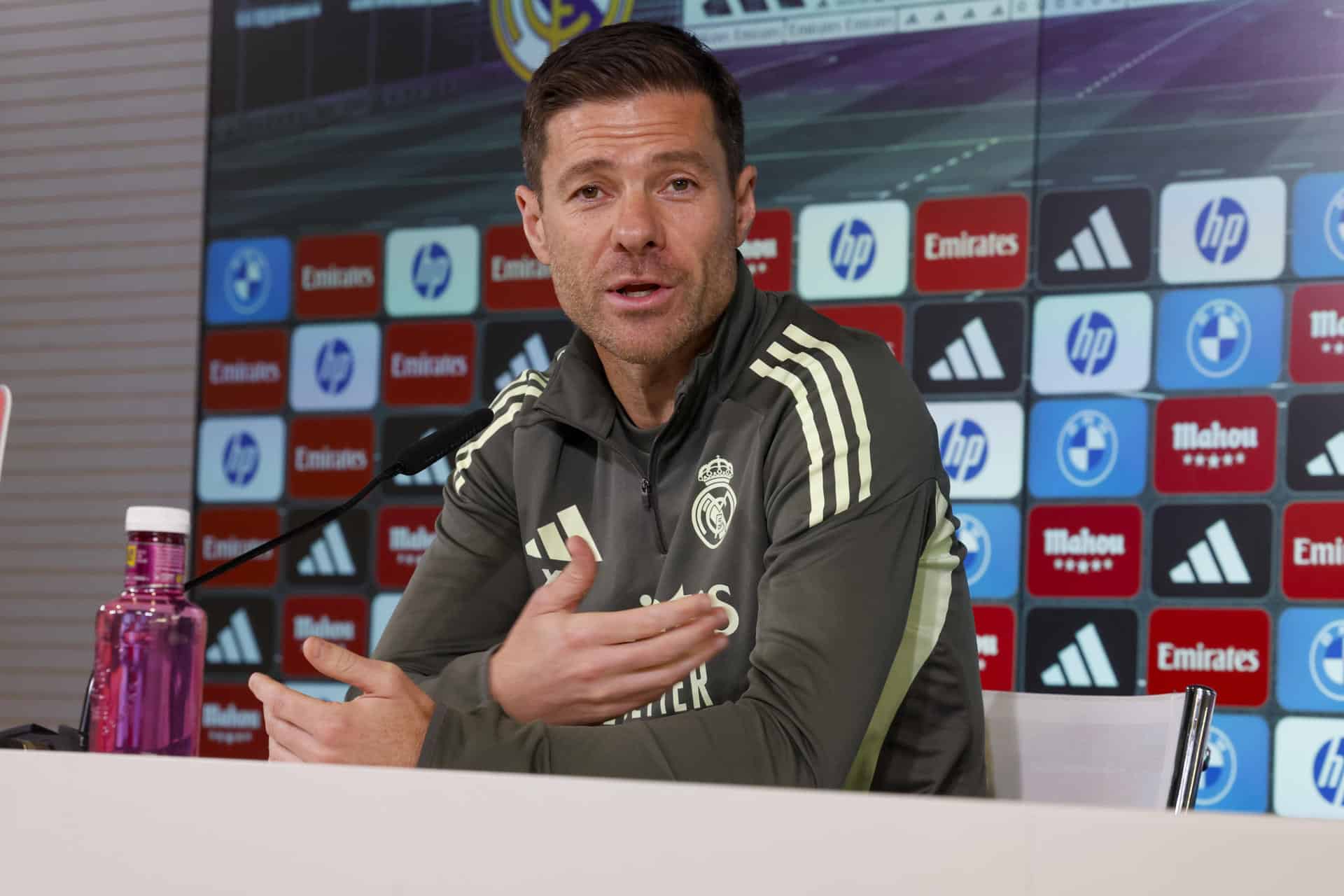 El técnico del Real Madrid, Xabi Alonso, durante la rueda de prensa que ha ofrecido este viernes en Valdebebas. EFE/ Javier Lizón
