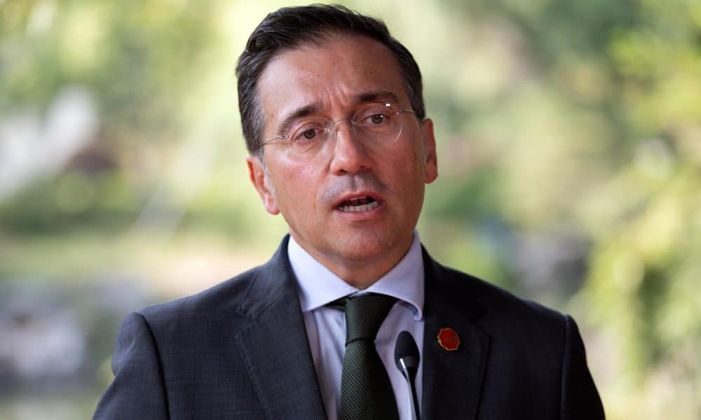 El ministro de Asuntos Exteriores, Unión Europea y Cooperación de España, José Manuel Albares Bueno,  durante una conferencia de prensa en Hangzhou, China, 15 de octubre de 2025. El ministro de Exteriores español visita China del 14 al 15 de octubre. (España) EFE/EPA/JESSICA LEE / POOL