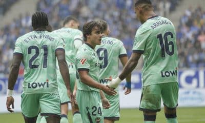El centrocampista del Levante Carlos Alvarez celebra con sus compañeros el gol marcado ante el Real Oviedo durante el partido de LaLiga EA Sports disputado por ambos equipos este sábado en el Estadio Carlos Tartiere de Oviedo. EFE/ Paco Paredes
