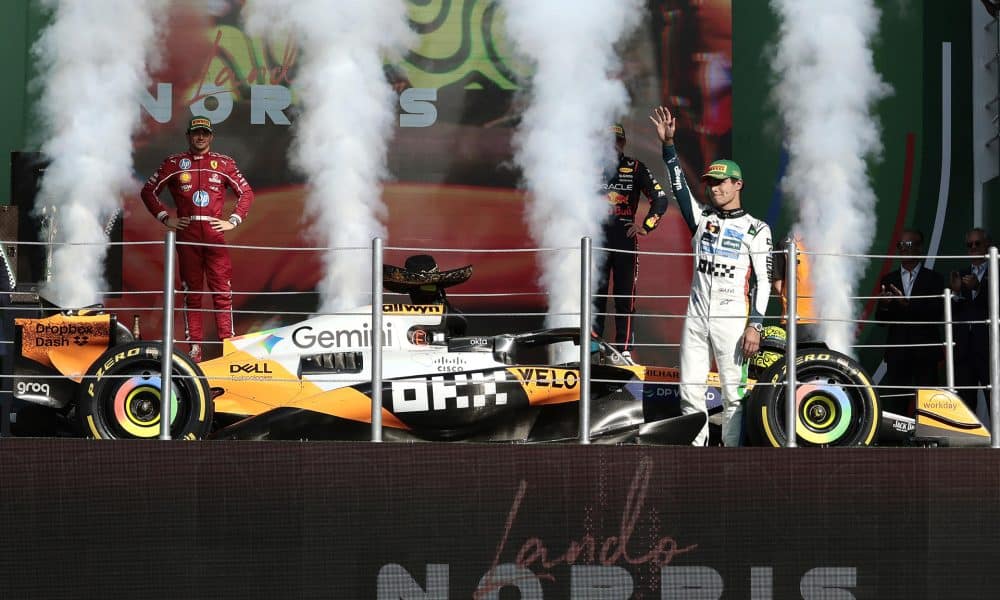 El británico Lando Norris de McLaren, celebra al ganar el Gran Premio de México de la Fórmula Uno este domingo, en el Autódromo Hermanos Rodríguez en Ciudad de México (México). EFE/ José Méndez
