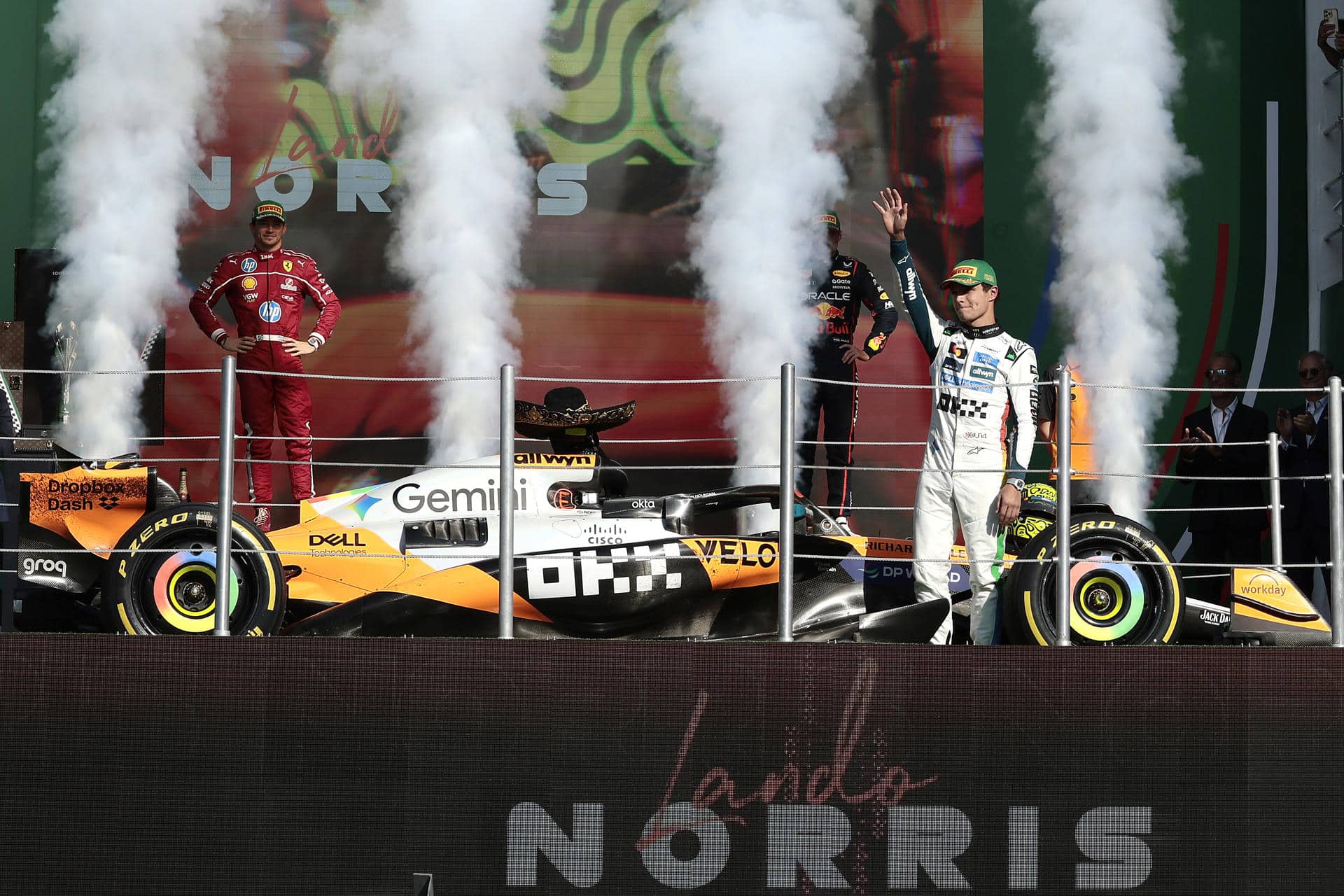 El británico Lando Norris de McLaren, celebra al ganar el Gran Premio de México de la Fórmula Uno este domingo, en el Autódromo Hermanos Rodríguez en Ciudad de México (México). EFE/ José Méndez