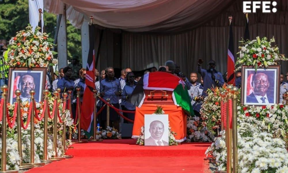 Nairobi, 19 oct (EFE).- Kenia despidió este domingo al ex primer ministro y líder de la oposición, Raila Odinga, fallecido el miércoles a los 80 años, en un emotivo funeral celebrado en su hogar ancestral de Bondo (oeste), antes de ser enterrado en una ceremonia privada en la residencia familiar. EFE/EPA/STRINGER