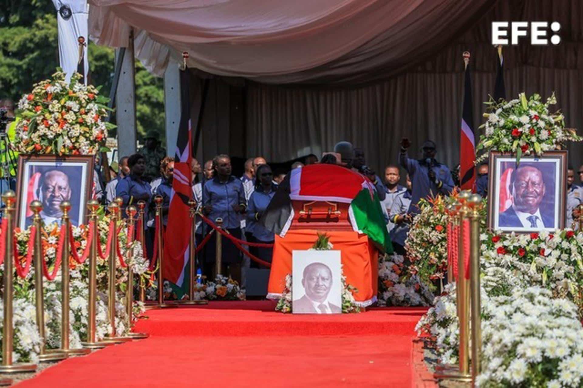 Nairobi, 19 oct (EFE).- Kenia despidió este domingo al ex primer ministro y líder de la oposición, Raila Odinga, fallecido el miércoles a los 80 años, en un emotivo funeral celebrado en su hogar ancestral de Bondo (oeste), antes de ser enterrado en una ceremonia privada en la residencia familiar. EFE/EPA/STRINGER
