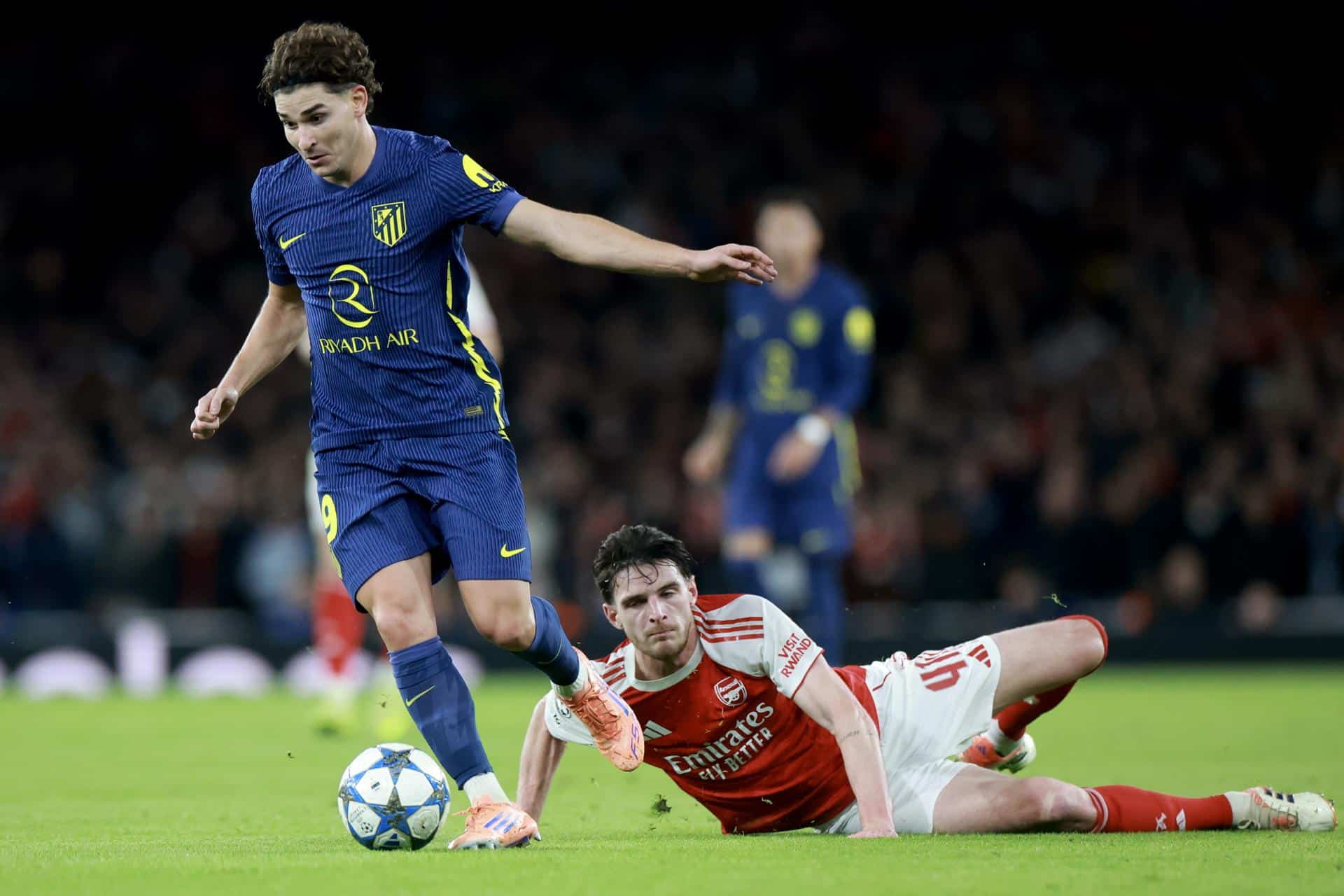 Julian Alvarez ante el Arsenal FC en Londres. EFE/EPA/NEIL HALL