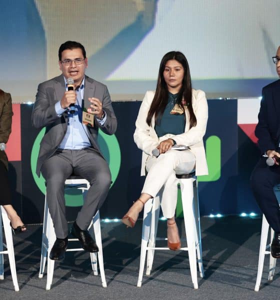 Desde la izquierda, la integrante del consejo de Alles Corporativo y consultora en la División Ambiental, Jazmín Hernández; el director ejecutivo de Strategyk, Juan Carlos Arroyo; la gerente de Ingeniería y Desarrollo de Proyectos de Energía de Veolia, Alma Daniela Bautista, y el director de Promoción, Seguimiento y Desarrollo de Proyectos de la Secretaría de Desarrollo Económico de la Ciudad de México, Mauricio Luevanos, participan en el panel 'Construyendo el futuro: innovación y sinergias para la transición energética' en el marco del foro 'México por el clima' este jueves, en la Ciudad de México (México). EFE/ José Méndez